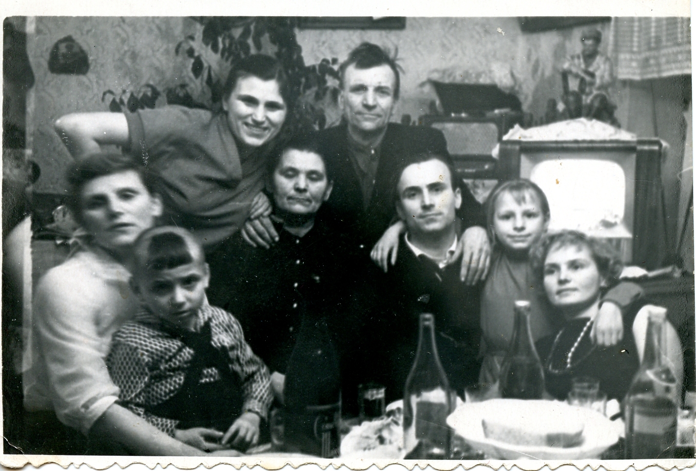 Сидор Огурцов, его жена Анна в центре. Их дети слева направо дочь Мария, дочь Татьяна, сын Николай, жена Николая Раиса.
